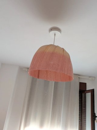 Lámpara de tela rosa y amarilla