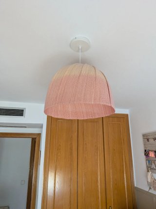 Lámpara de tela rosa y amarilla