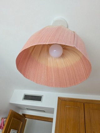 Lámpara de tela rosa y amarilla