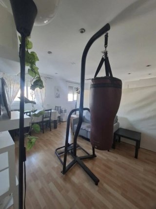 Saco de boxeo con soporte.