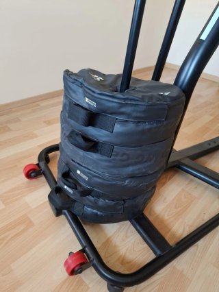Saco de boxeo con soporte.