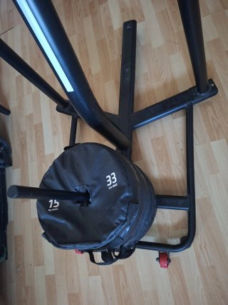 Saco de boxeo con soporte.