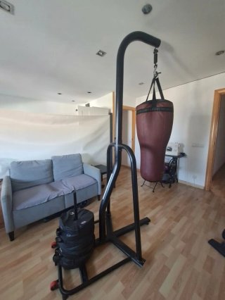 Saco de boxeo con soporte.
