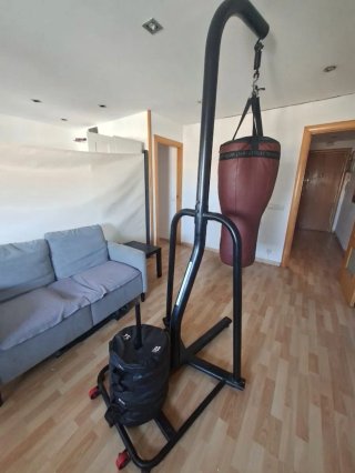 Saco de boxeo con soporte.