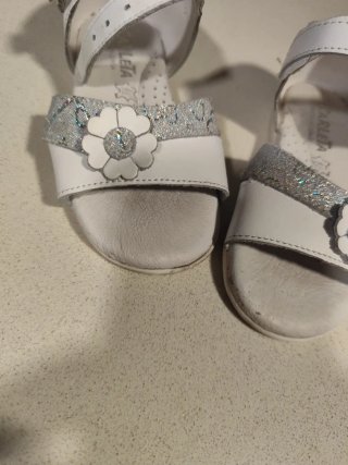 Sandalias Niña Blancas y Plateadas. Niña talla 24.
