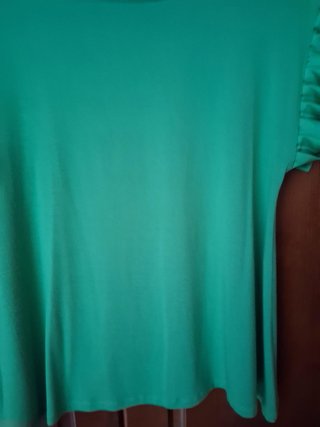 Camiseta verde con volantes