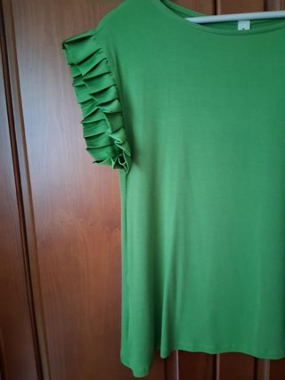 Camiseta verde con volantes