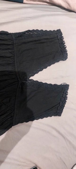 Vestido negro corto con encaje