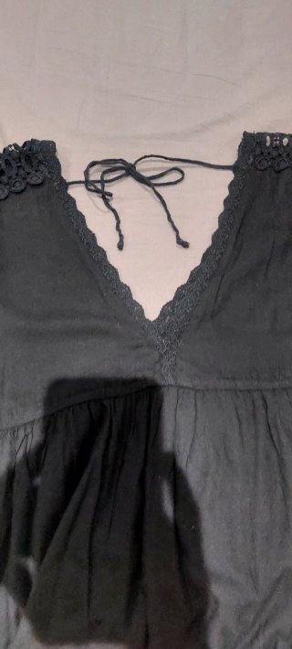 Vestido negro corto con encaje