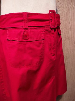 Falda roja con cinturón