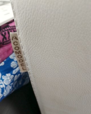 Sofá marca Acomodel 100% Piel Blanco Deslizante