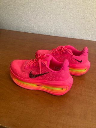 Nike Vomero Premium Rosa Flúor