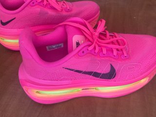 Nike Vomero Premium Rosa Flúor