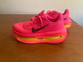 Nike Vomero Premium Rosa Flúor