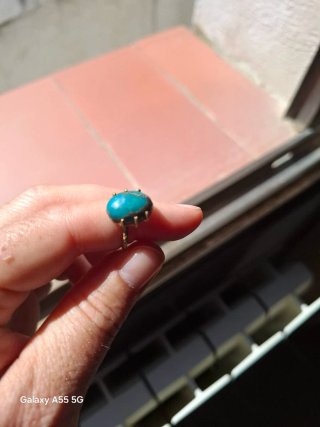 Anell amb pedra verda blavosa y detalls daurats
