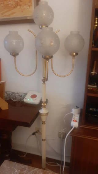 Lámpara de pie dorada y blanca