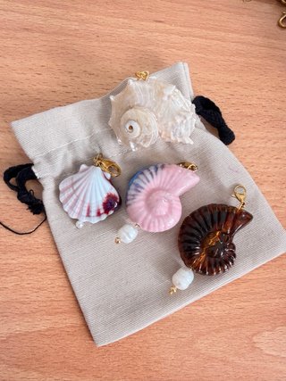 Colgante caracola ámbar con perla