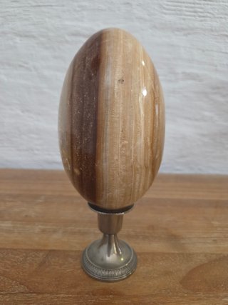 Huevo de roca decorativo