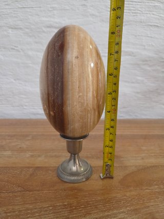Huevo de roca decorativo