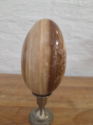 Huevo de roca decorativo