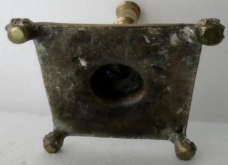 Candelabro de bronce con patas de garra