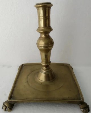 Candelabro de bronce con patas de garra