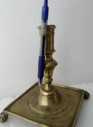 Candelabro de bronce con patas de garra