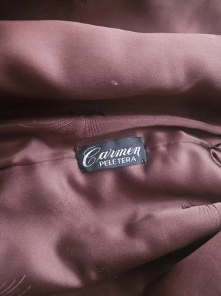 Elegante chaqueta de piel marrón