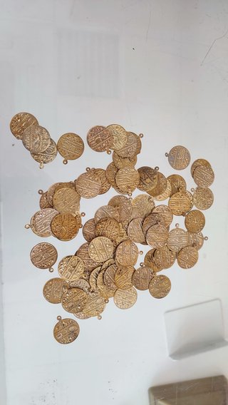 Monedas doradas con diseño intrincado
