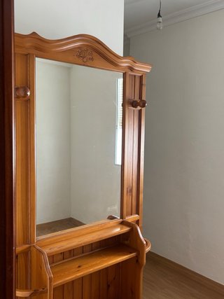 Mueble de entrada de madera con espejo