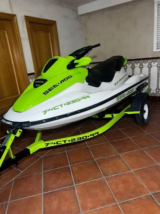 Moto de agua Sea-Doo Blanca y Verde