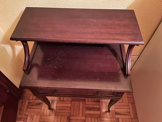 Mesilla de noche de madera oscura