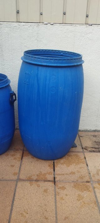 Bidó de plàstic blau Bidón de plástico azul
