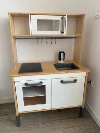 Cocinita infantil con grifo real