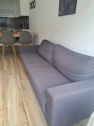 Sofá de tela gris