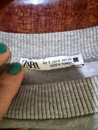Sudadera gris con letra W verde