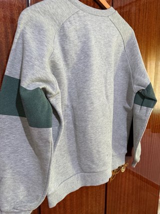 Sudadera gris con letra W verde