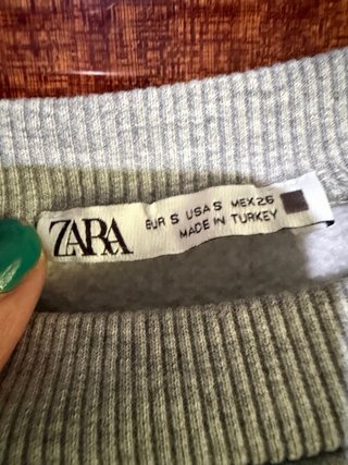 Sudadera gris con letra W verde