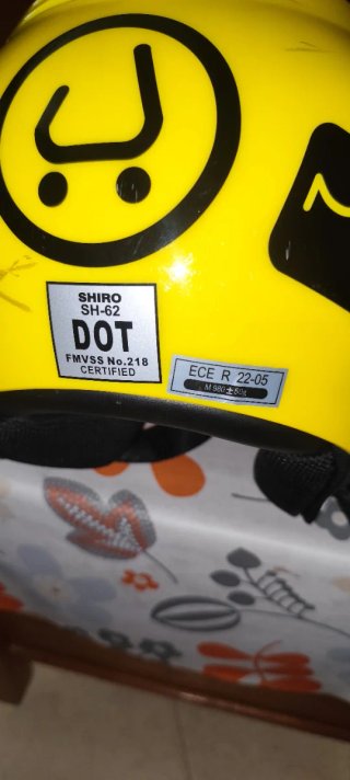 Casco de moto amarillo