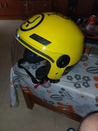 Casco de moto amarillo