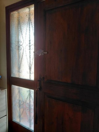 Puerta de entrada de madera