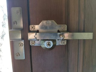 Puerta de entrada de madera