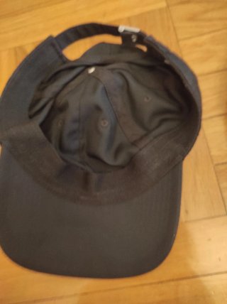 Gorra Nike Negra y Gorra Reebok Blanca