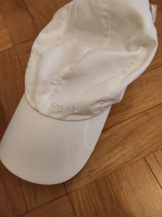 Gorra Nike Negra y Gorra Reebok Blanca