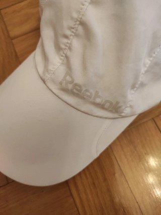 Gorra Nike Negra y Gorra Reebok Blanca