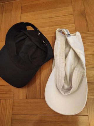 Gorra Nike Negra y Gorra Reebok Blanca