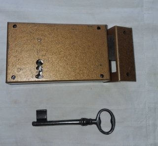 Antigua cerradura para puertas de entrada
