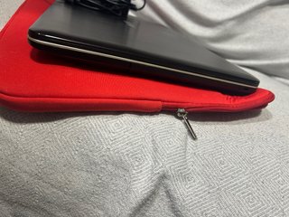 Portátil Asus Negro con Funda Roja
