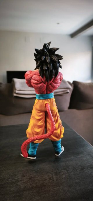 Figura Goku SSJ4 28cm