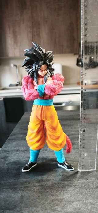 Figura Goku SSJ4 28cm